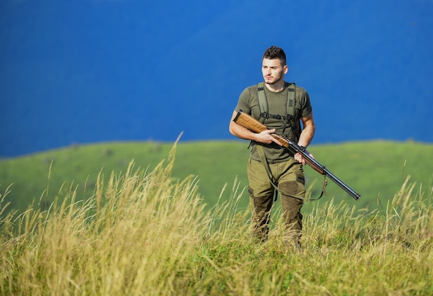 Państwowa straż graniczna Ochrona granic ojczyzny Zatrzymanie nielegalnych imigrantów Mężczyzna z bronią w wojskowym ubraniu na tle natury pola Straż granic Żołnierz z karabinem Siły zbrojne