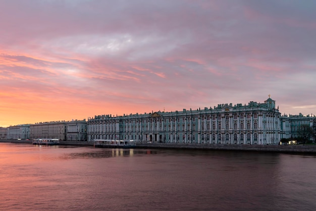 Państwowe Muzeum Ermitażu na nabrzeżu pałacu na tle różowego nieba o świcie Sankt Petersburg Rosja