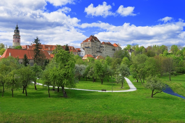 Państwowy zamek i ogród w Cesky Krumlov w Czechach.