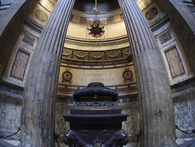 Zdjęcie panteon w rzymie, widok od środka, grób króla umberto we włoszech
