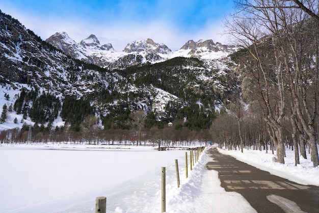 Panticosa śnieg lód w Huesca Pyrenees Hiszpania