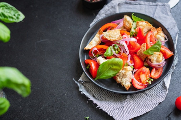 panzanella sałatka pomidorowa grzanki suchary cebula na stole zdrowe jedzenie wegańskie lub wegetariańskie