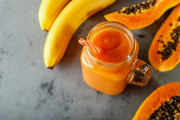 Papaja smoothie selektywne focus Detox dieta jedzenie wegetariańskie jedzenie zdrowe odżywianie koncepcja