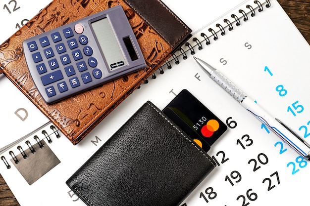 Zdjęcie papeteria i portfel z kartami kredytowymi na drewnianym