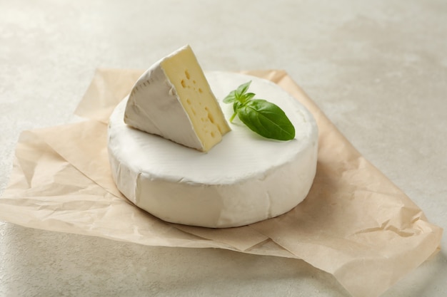 Papier do pieczenia z serem camembert na białym tle z teksturą