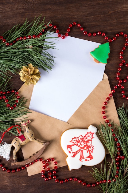 Papier do pisania na kopertach, pierniki i ozdoby świąteczne