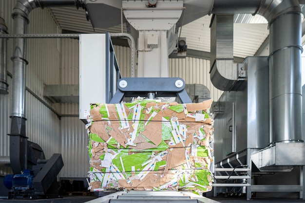 Papier do recyklingu ciężarówek i wózków widłowych ładujących stare papiery do ponownego wykorzystania
