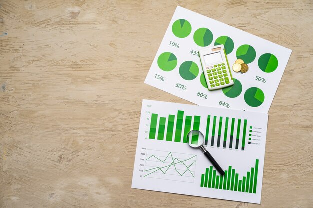 Papier finansowy z wykresami i diagramami na szarej tabeli