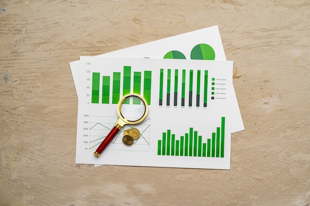 Papier finansowy z wykresami i diagramami na szarej tabeli