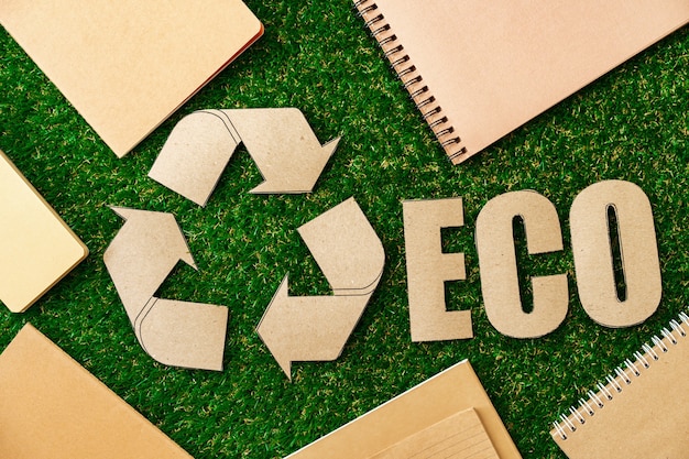 Papier rzemieślniczy na trawie, koncepcja recyklingu, widok z góry
