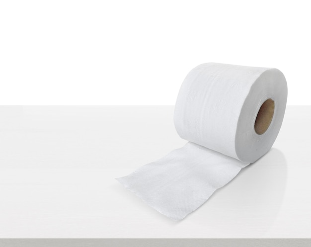 Papier toaletowy na białym stole Koncepcja czyszczenia Zdjęcie produktu do reklamy