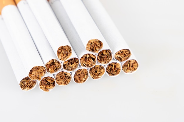 papierosy ułożone w piramidę tytoniu na białym tle na Światowy Dzień Bez Tytoniu.