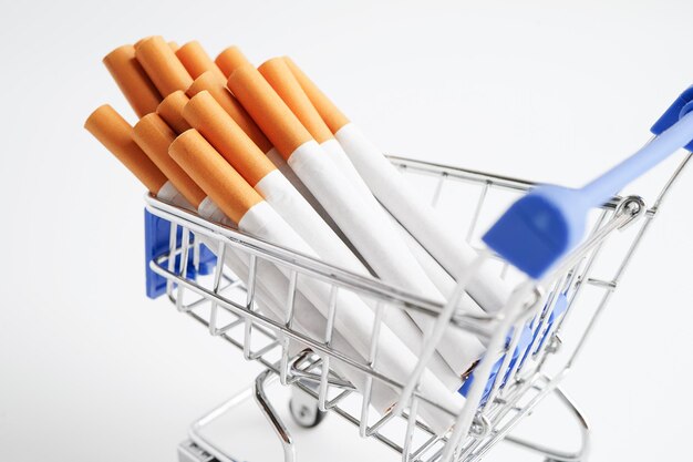 Zdjęcie papierosy w koszyku zakupowym koszt handlu marketing i produkcja koncepcja niepalenia