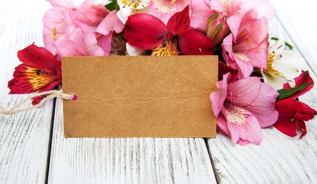 Papierowa karta z alstroemeria kwiatami