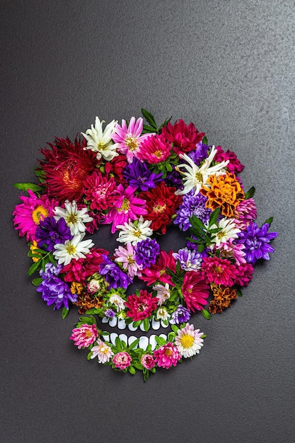 Papierowa ludzka czaszka na Meksykański Dzień Zmarłych El Dia de Muertos z tradycyjnymi kwiatami
