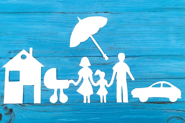 Zdjęcie papierowa sylwetka rodziny z wózkiem pod parasolem