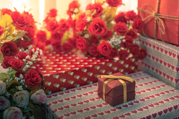 Papierowa sztuka Walentynki koncepcja transparent z ręcznie robionym pudełkiem Koncepcja dostawy prezentów