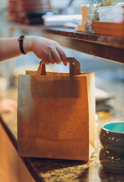 Papierowa Torba Deserowa Czeka Na Klienta Na Ladzie W Nowoczesnej Kawiarni Kawiarnia Dostawa Jedzenia Kawiarnia Restauracja Jedzenie Na Wynos