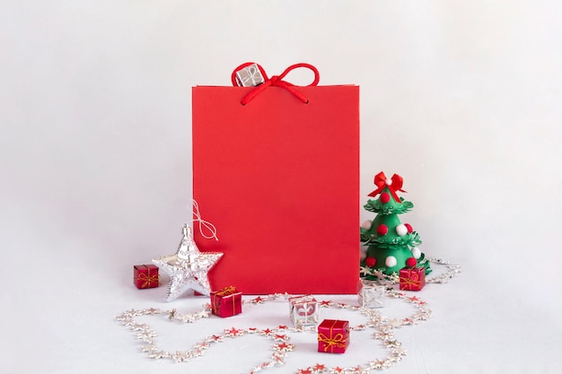 Papierowa torba z ozdobami świątecznymi pudełkami na prezenty gwiazda nowy rok świąteczna koncepcja zakupów i sprzedaży