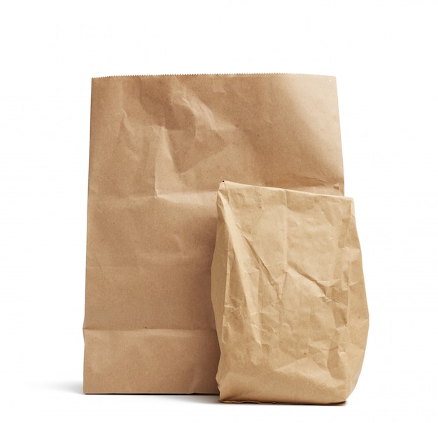 Papierowe jednorazowe torby z brązowego papieru pakowego na białym tle