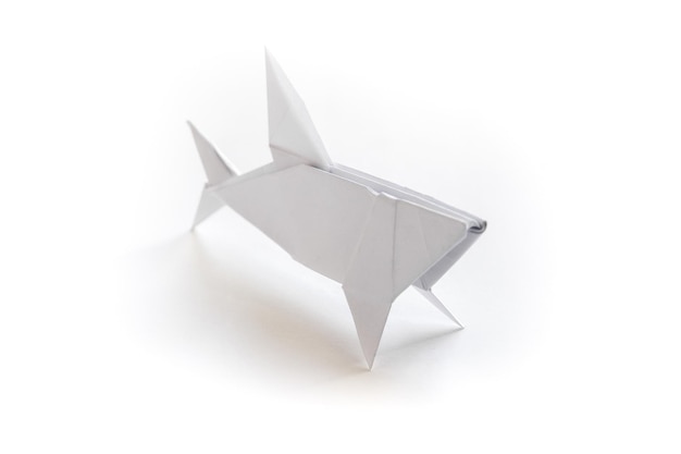 Papierowe origami rekina na białym tle