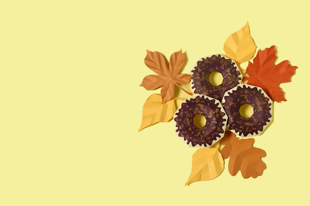 Papierowe pączki czekoladowe i jesienne liście Objętościowe przedmioty z papieru czerpanego Jesienny projekt
