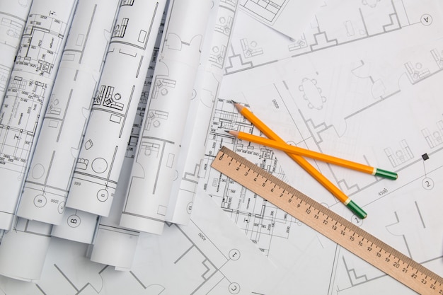 Papierowe rysunki architektoniczne, plan, linijka i ołówek. Projekt techniczny