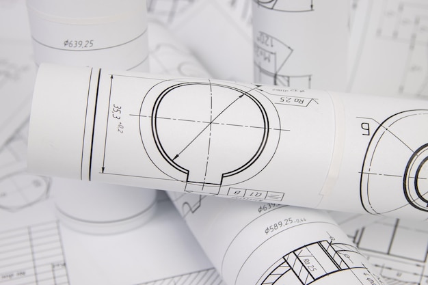 Papierowe rysunki techniczne części przemysłowych i mechanizmów