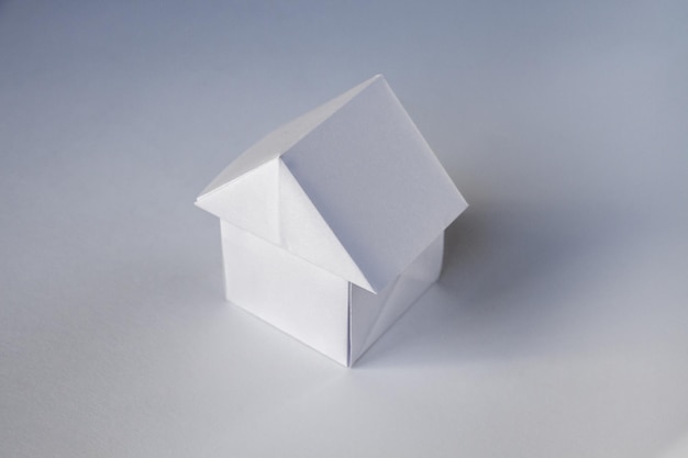 Papierowy dom origami na białym tle