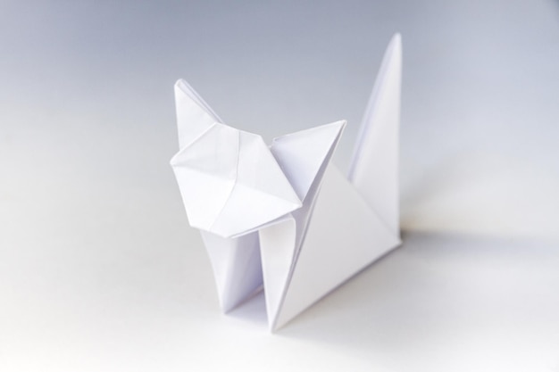 Papierowy kot origami na białym tle