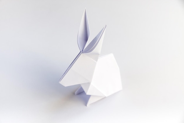 Papierowy królik origami na białym tle