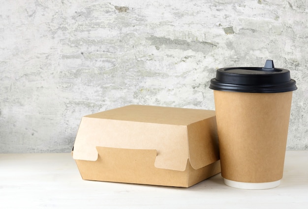 Papierowy Kubek Do Kawy I Pudełko Na żywność Na Stole