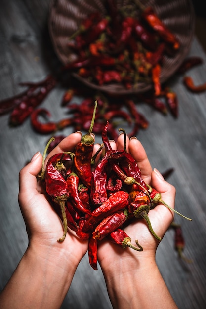 papryczka chili w rękach