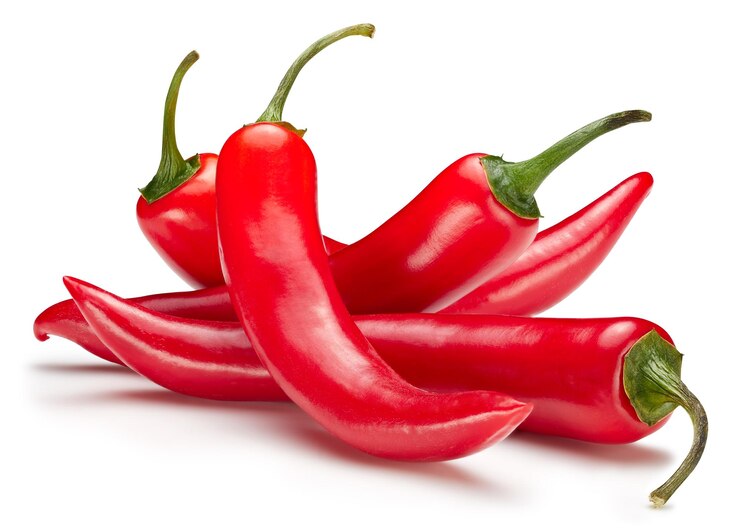 Zdjęcie papryka chili pełny makro składnik żywności strzelać na białym tle. gorące papryczki chili. ścieżka przycinająca