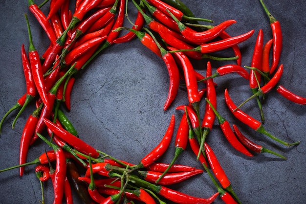 Papryka chili Red hot chilli peppers na ciemnym tle Zamknij grupę dojrzałych czerwonych chili