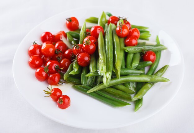 Papryka zielona fasola z pomidorami cherry. letnia sałatka