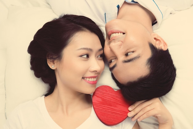 Zdjęcie para azjatyckich kochanków na początku miłosnej zabawy razem.