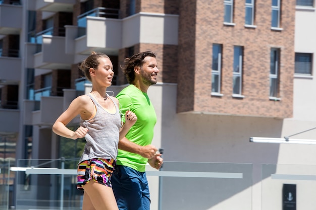 Para biegająca w środowisku miejskim