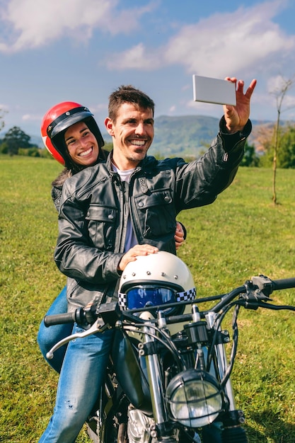 Para bierze selfie na motocyklu