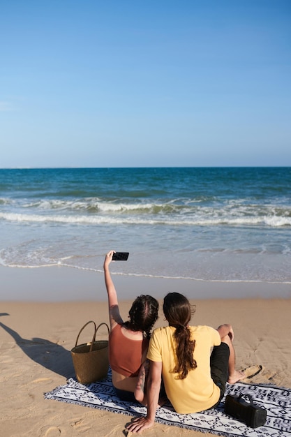 Para Bierze Selfie Na Plaży