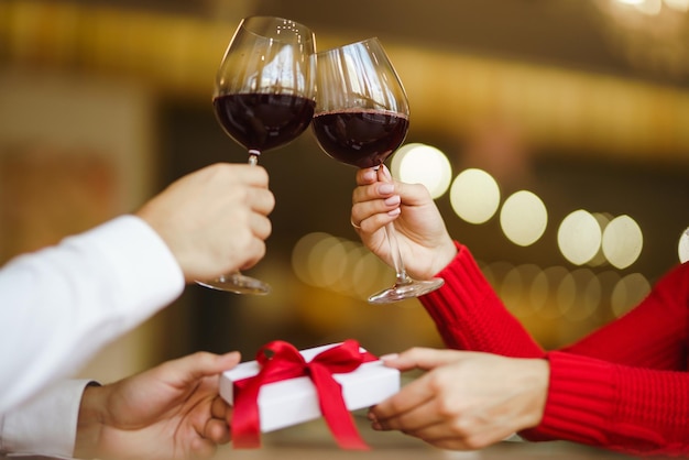 Para Brzęk Kieliszków Z Czerwonym Winem Miłośnicy Dają Sobie Prezenty Urocza Romantyczna Kolacja