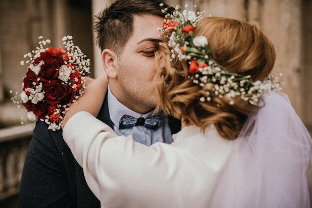 para całująca się z kwiatami w dzień pocałunku
