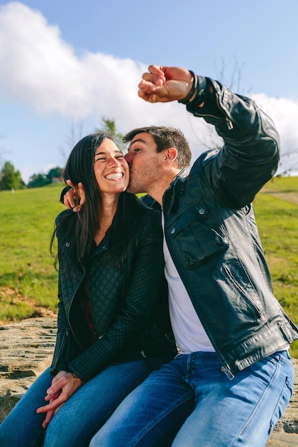 Para całuje się i robi sobie selfie ze smartwatchem