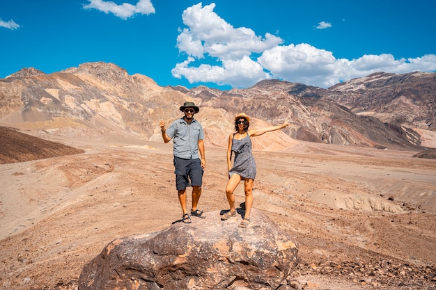 Para Ciesząca Się ścieżką Artist's Drive W Death Valley W Kalifornii. Stany Zjednoczone