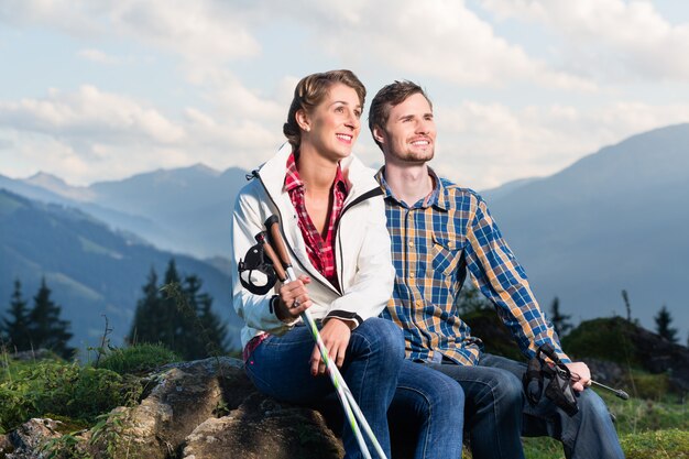 Para cieszy się widok wycieczkować w wysokogórskich górach