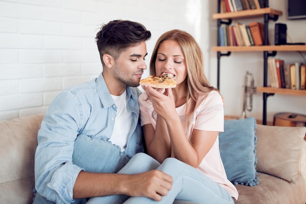Para delektująca się pizzą?