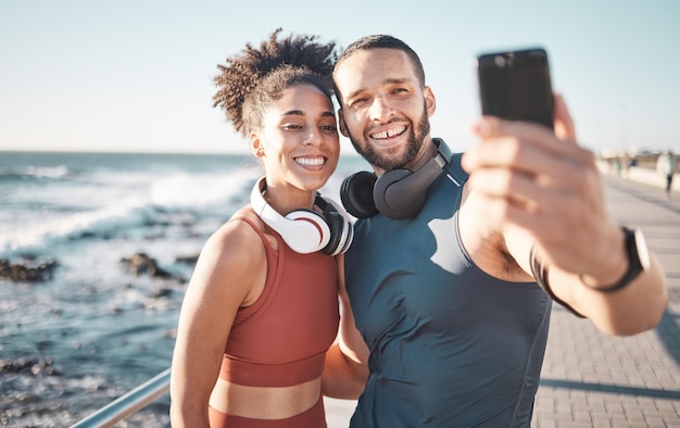 Para fitness i telefon z uśmiechem do ćwiczeń lub treningu selfie na świeżym powietrzu