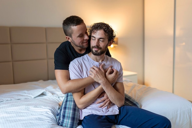 Para Gejów Dzieląca Się Wyjątkowym Momentem Rano Homoseksualna Czułość Para Gejów Miłość Koncepcja Domu