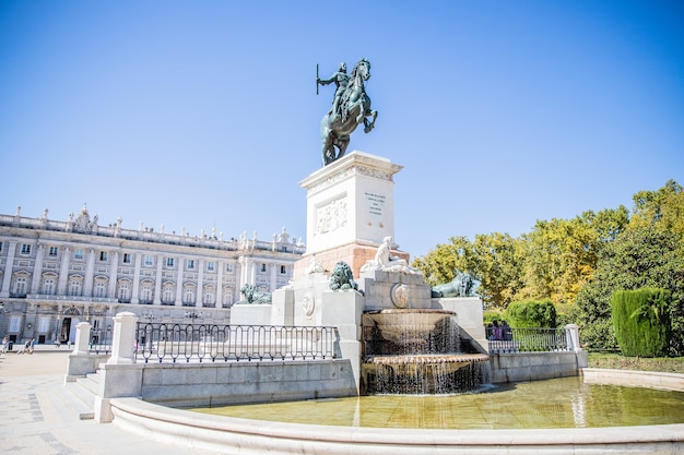 Para Gloria De Las Artes Konny Posąg Filipa Iv Przed Palacio Real W Madrycie Hiszpania W Piękny Dzień Z Czystym Niebem