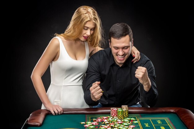Para grająca w ruletkę wygrywa w kasynie